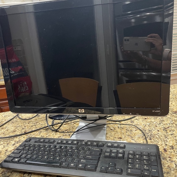 HP W2207 Monitor and Keyboard